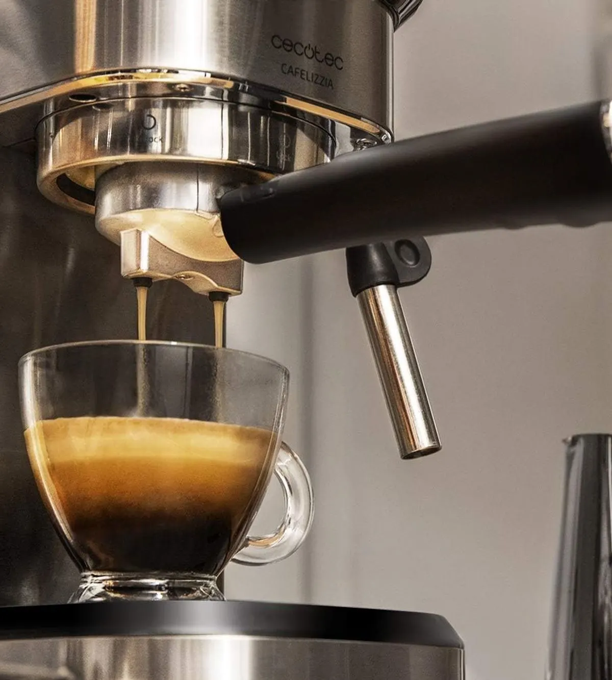 Espresso saliendo de una cafetera Cafelizzia