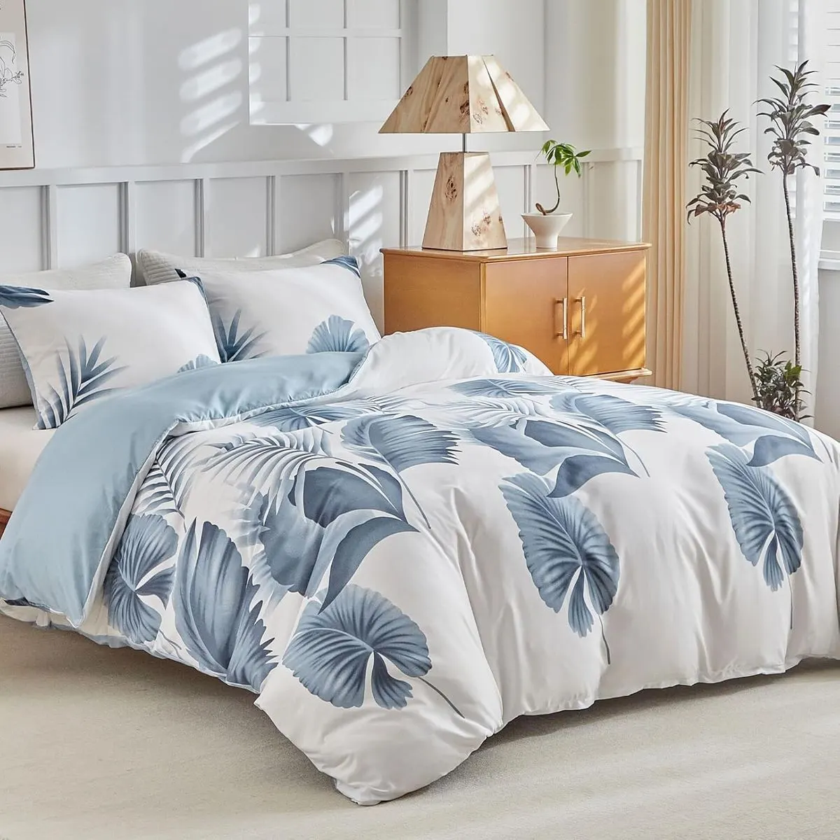 Funda nórdica Lekesky hojas de palmera azules sobre una cama