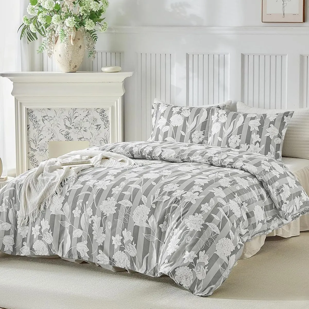 Funda nórdica Lekesky hortensias grises sobre una cama