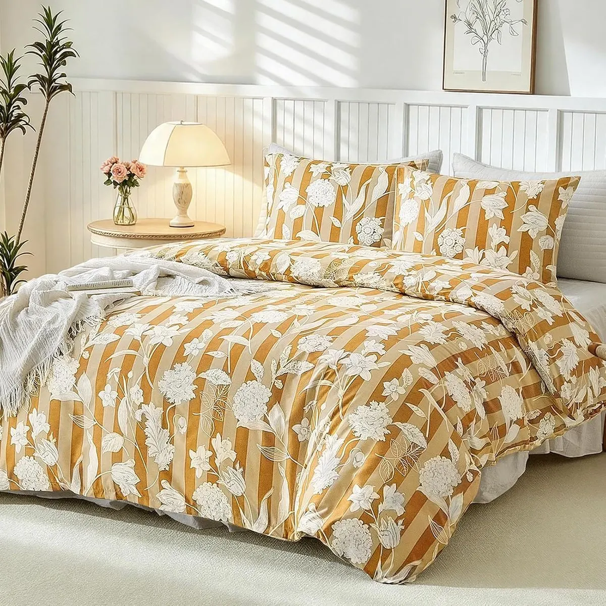 Funda nórdica Lekesky hortensias mostaza sobre una cama