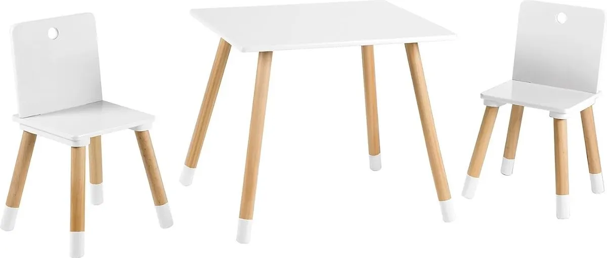 Mesa rectangular roba blanca con patas naturales y dos sillas a juego